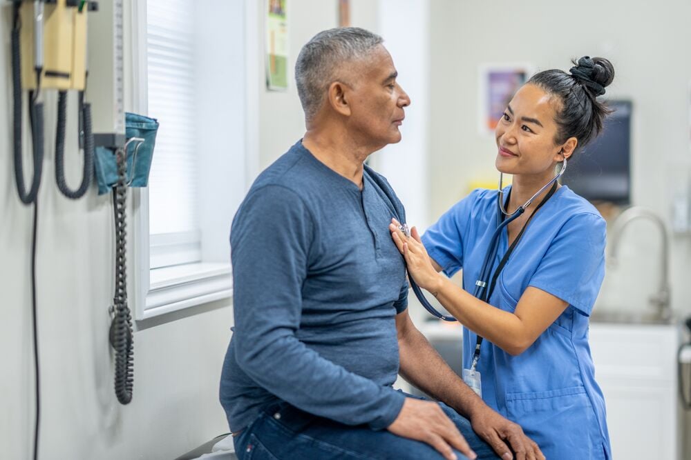 Médica atendendo paciente do sexo masculino