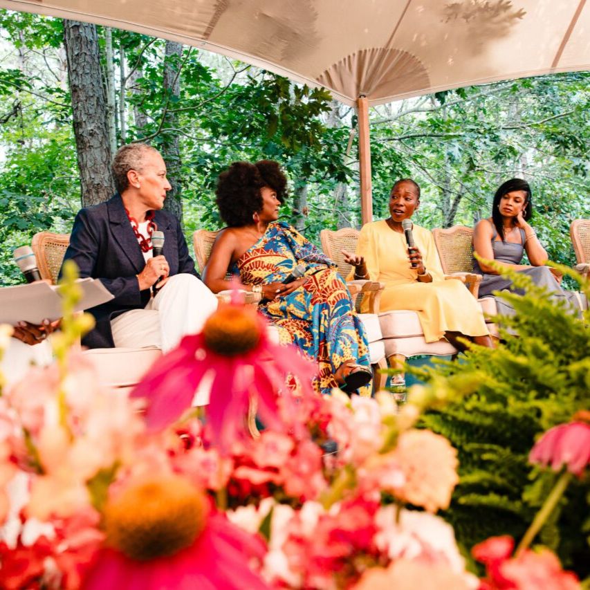 Público e painel do evento sobre equidade em saúde em Martha’s Vineyard