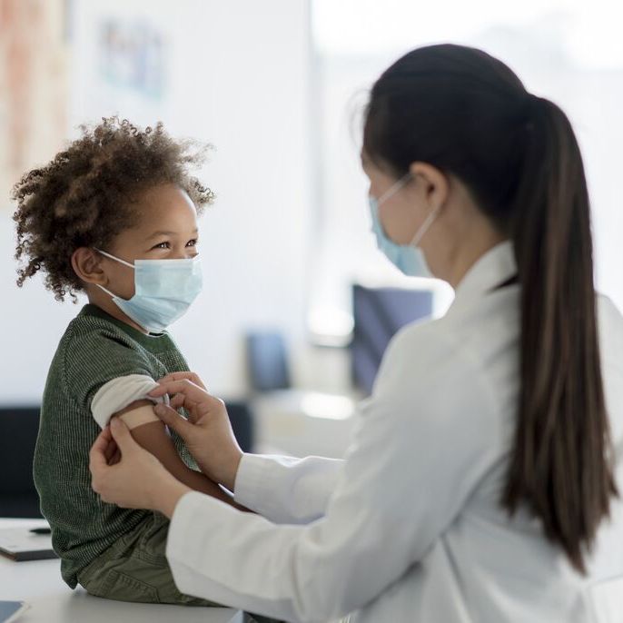 Niño recibiendo la vacuna contra la gripe
