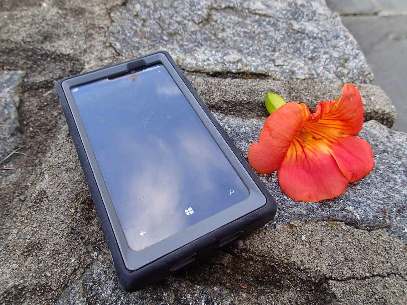 Phone with flower