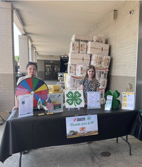 2 4-H'ers at 4h display table
