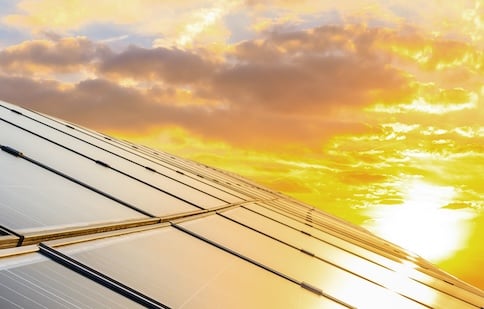 Aurinkovoimalan perustaminen turvesuolle