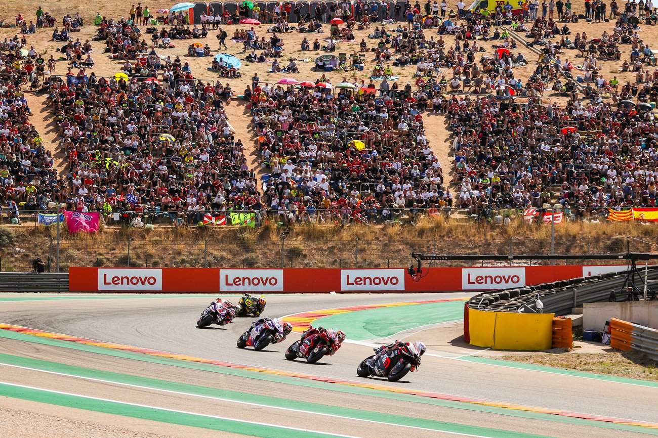 Las Gradas de MotorLand se Visten de Colores para el Gran Premio GoPro de Aragón