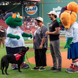 Sara e sua condutora, Deb Goldfarb, no Fenway
