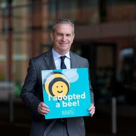 El presidente de BMC, Tony Hollenberg, con el certificado de Adopte una abeja