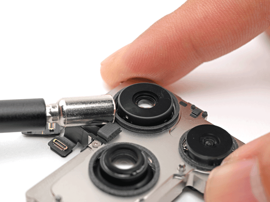 We triggered the camera lens actuation by putting a magnet near the aperture: it opens and closes.