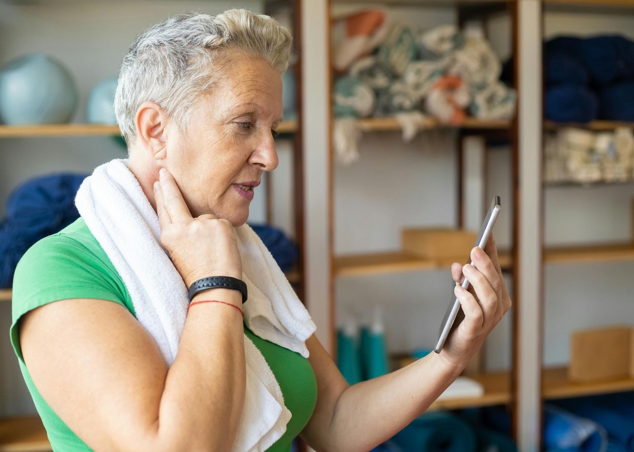 Vrouw controleert hartslag met app