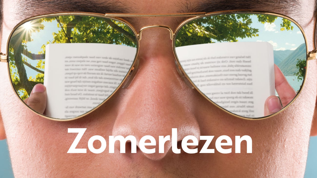 Man met een bril waarin een boek weerspiegeld wordt.