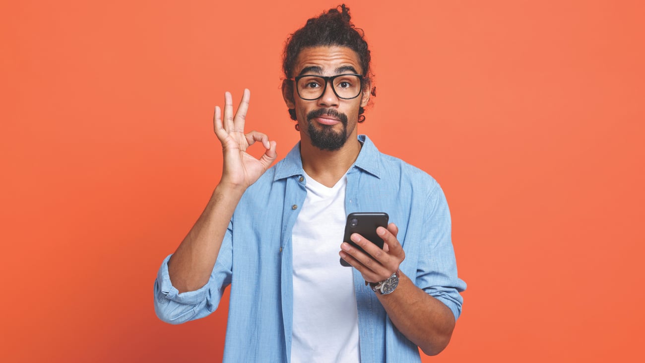 Tevreden man met telefoon