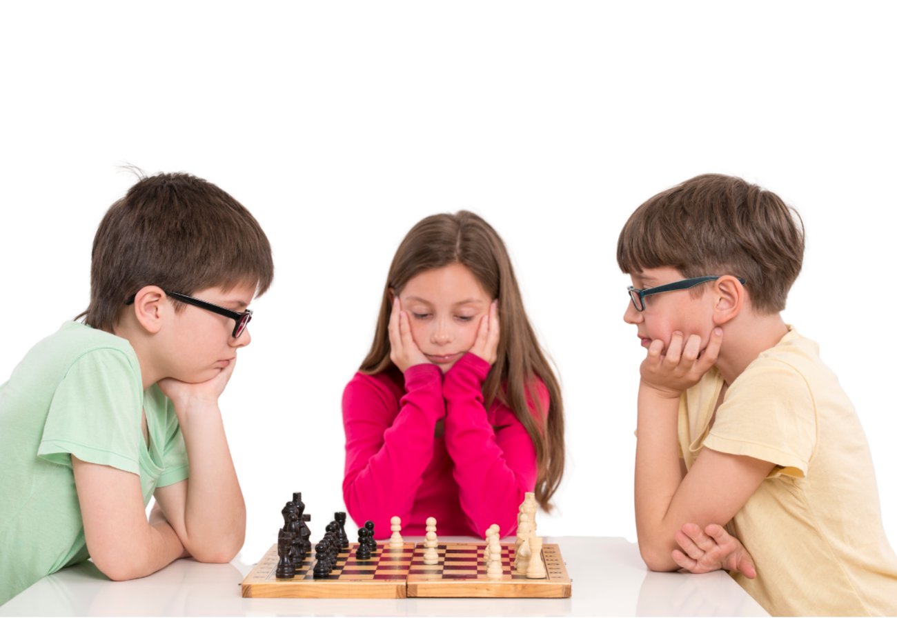 kinderen zijn aan het schaken