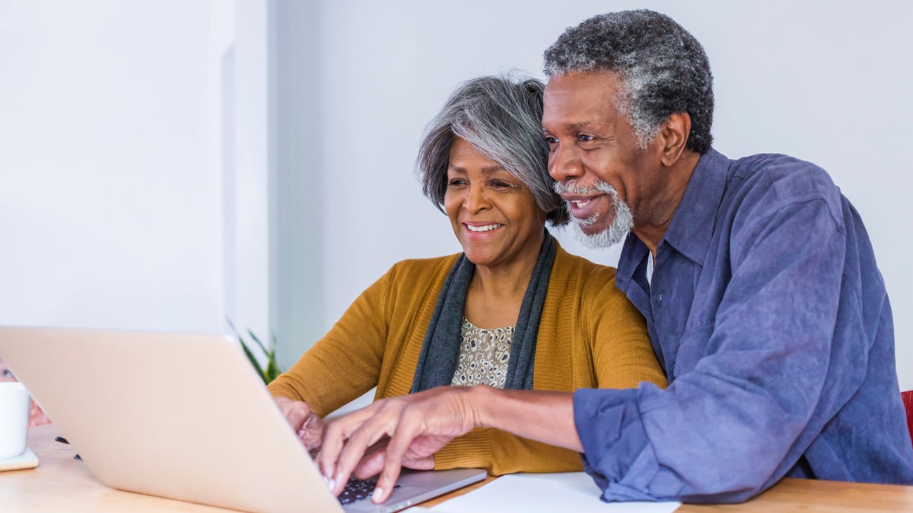 Man en vrouw samen achter de laptop