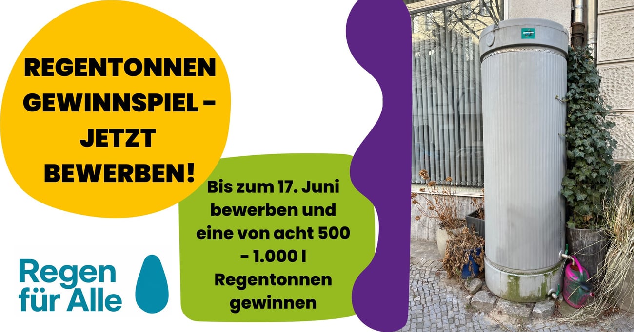 Bild mit einer Regentonne auf der rechten Seite n einer Hauswand, daneben gelb unterlegte Schriftblase "REGENTONNE GEWINNSPIEL- JETZT BEWERBEN!, grün unterlegtes Feld "Bis zum 17. Juni bewerben und aine von acht 500 - 1.000 l Regentonnen gewinnen", unten links steht "Regen für Alle" in blauer Schrift mit einem großen stilisierten Wassertropfen rechts daneben