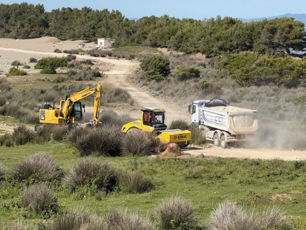 Bagger zerstören Naturschutzgebiet in Albanien
