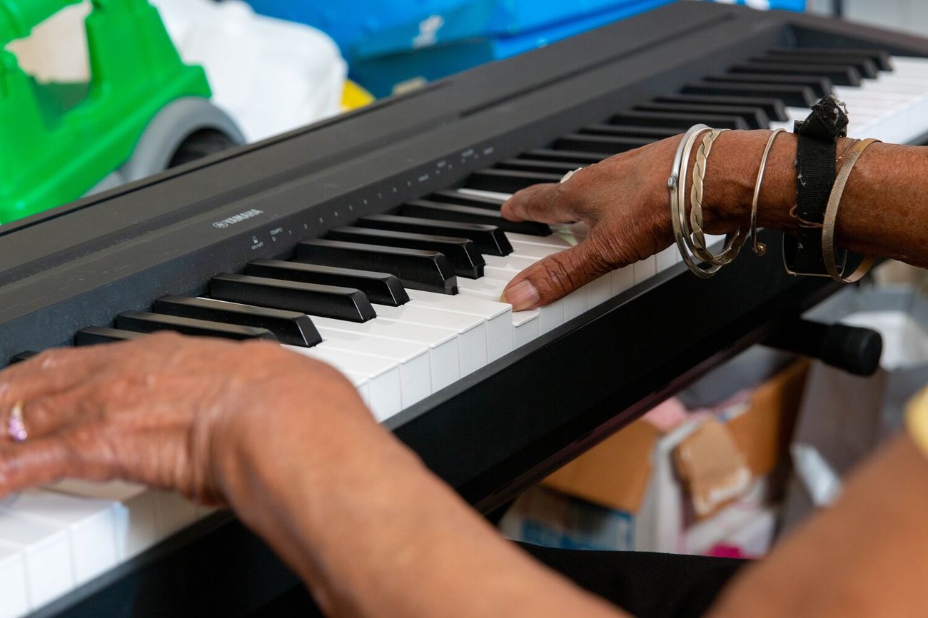 Manos de una mujer tocando el teclado