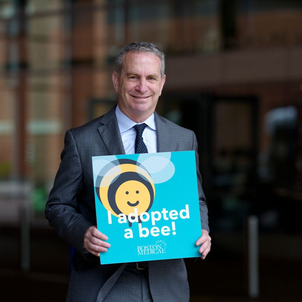 El presidente de BMC, Tony Hollenberg, con el certificado de Adopte una abeja