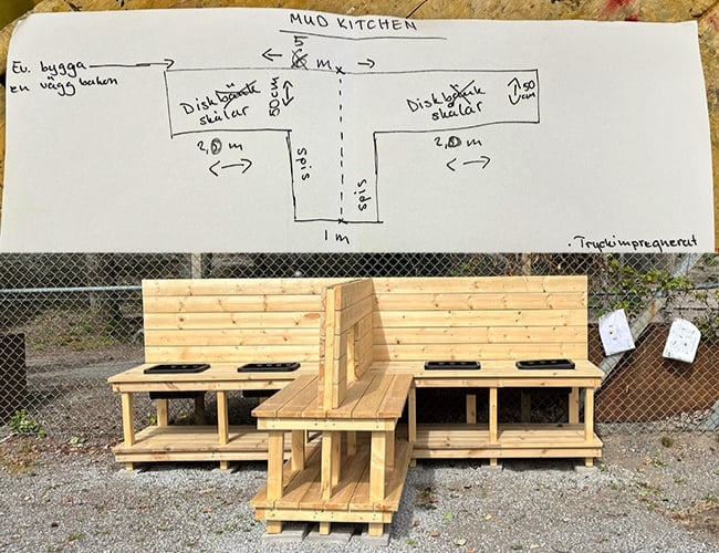 En ritning av mud-kitchen och det färdiga resultatet. En ritning av mud-kitchen och det färdiga resultatet.