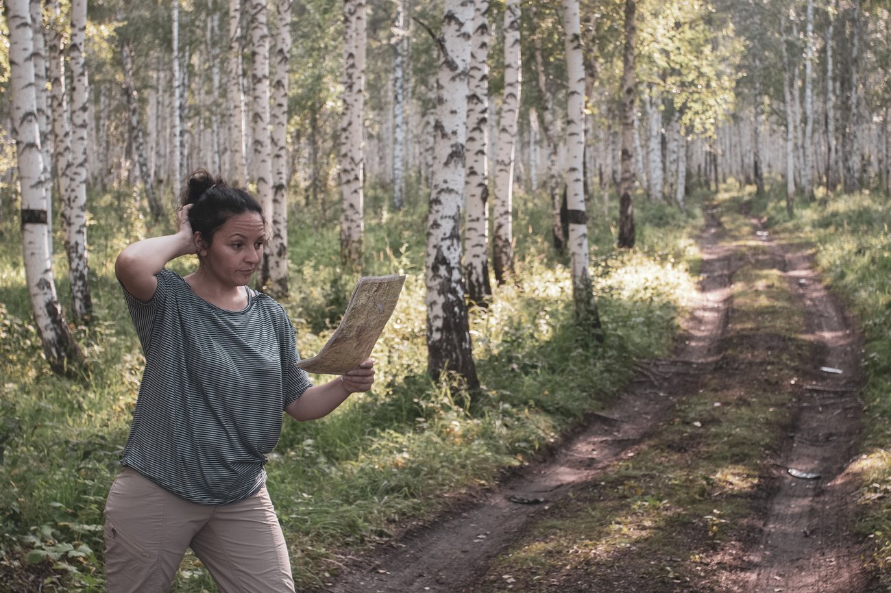 Kvinna med karta i skogen, foto: Vladimir Kazakov, Mostphotos