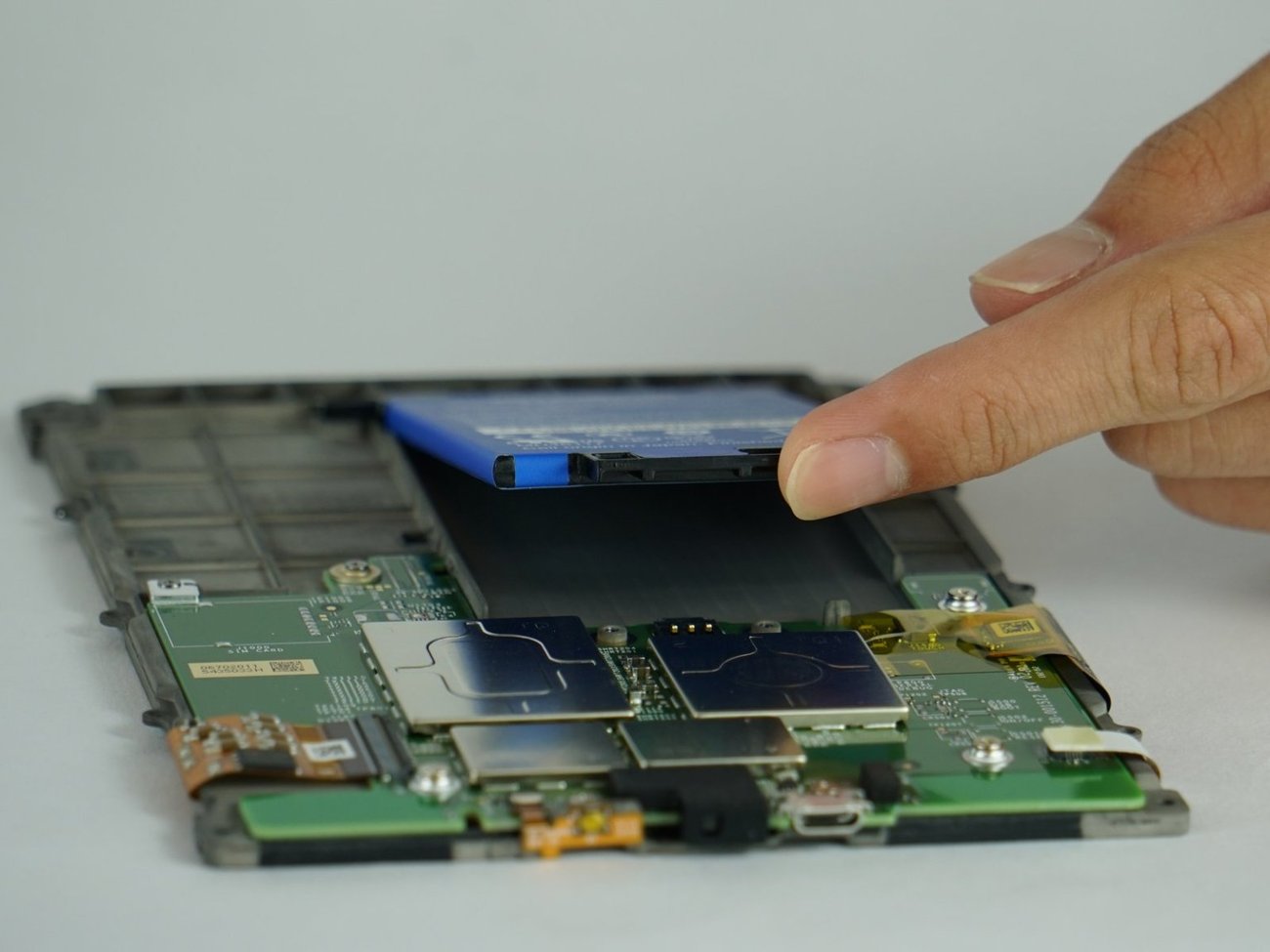 Kindle battery replacement isn’t too bad, but it’s scary for many people.