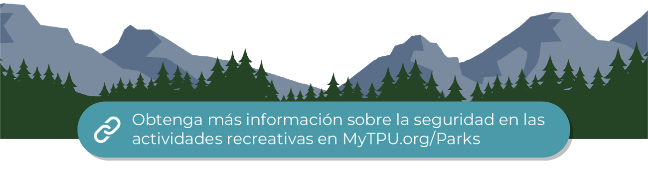 Un botón azul con el texto «Obtenga más información sobre la seguridad en las actividades recreativas en MyTPU.org/Parks» aparece encima de un gráfico de árboles y animales ubicado en el fondo.