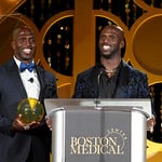 Devin y Jason McCourty hablando en un evento del BMC.