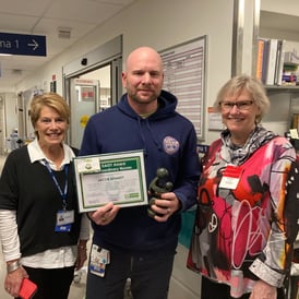 Enfimyè BMC ki ap pran foto ak sètifika pri DAISY a