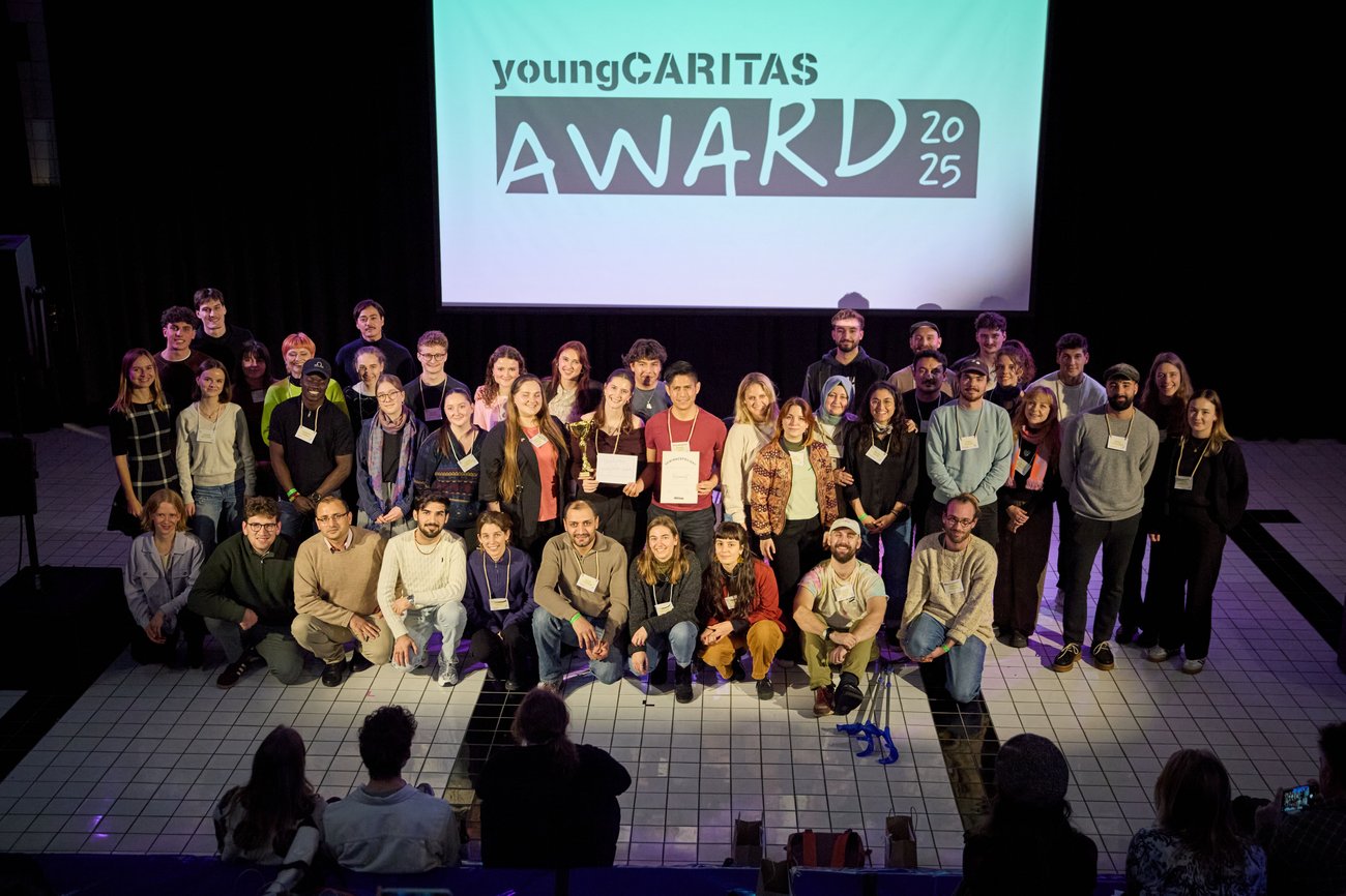 Zwei Frauen mit ihren Kindern.