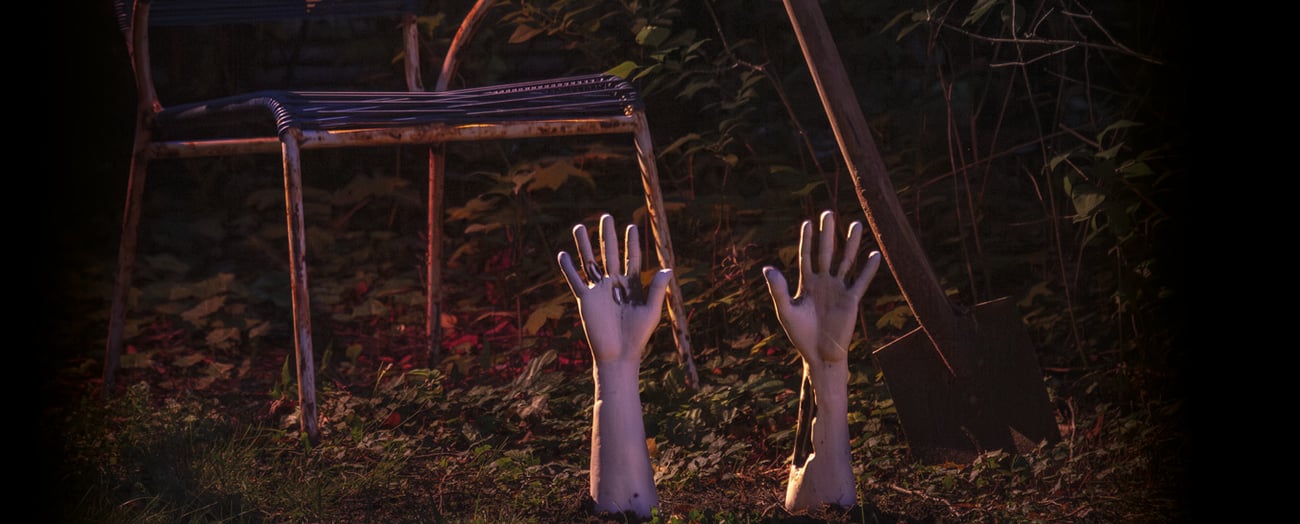 Halloween - zombiearmar på spett