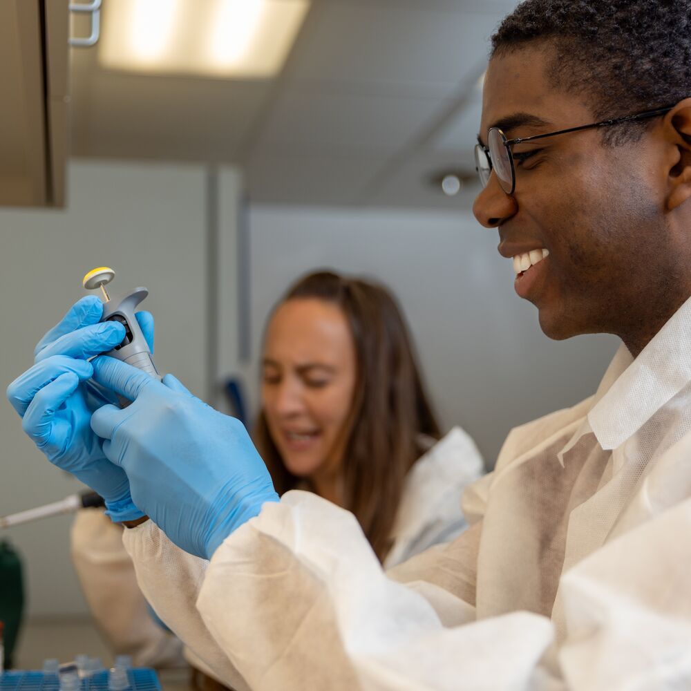 Yon chèchè gason ki kenbe yon tib tès