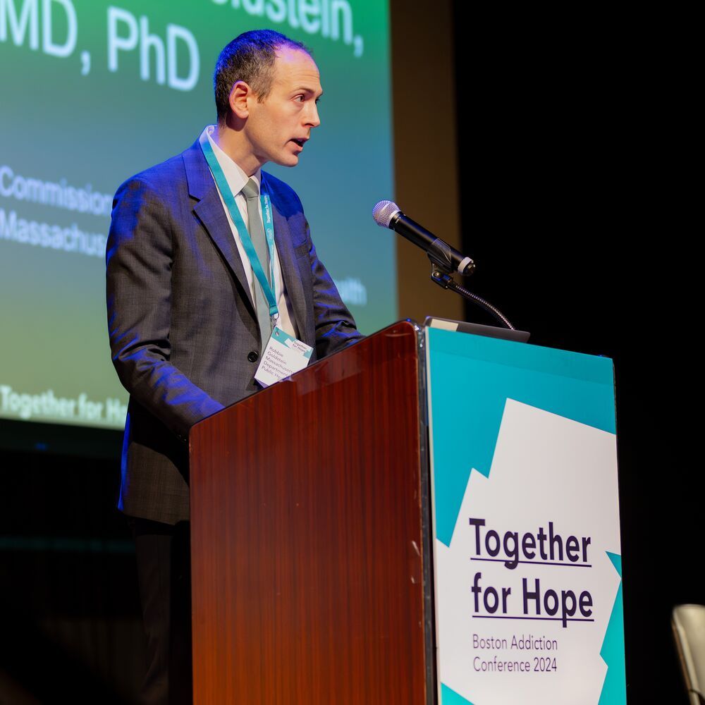 Gason k ap pale sou yon estann