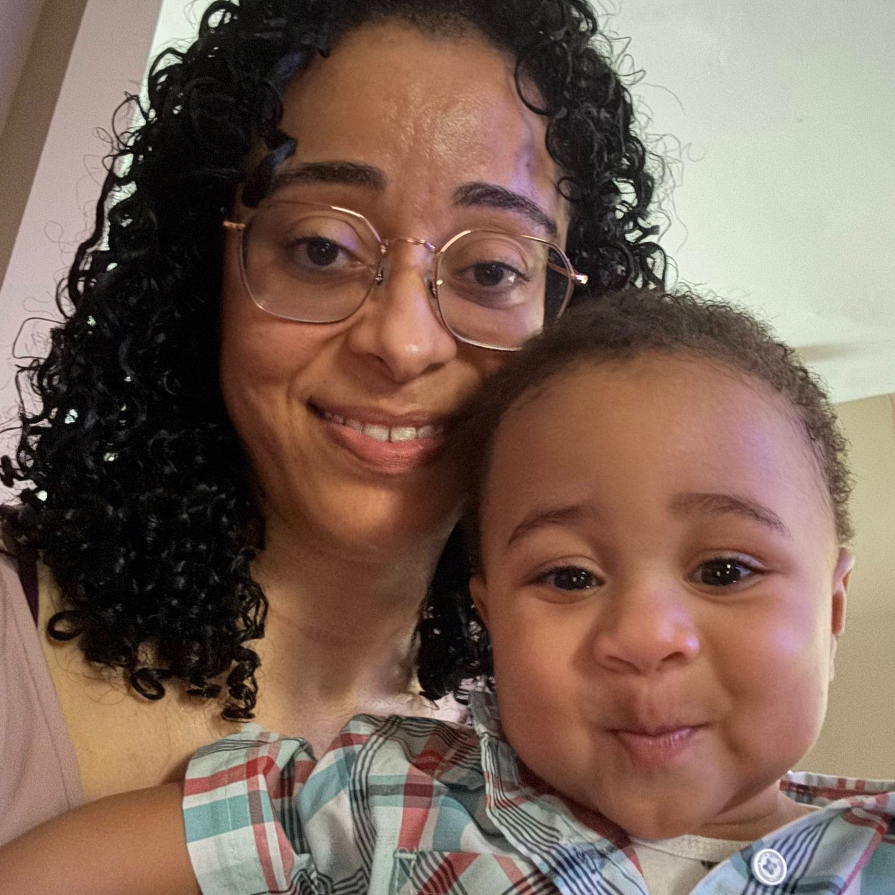 Alessandro, paciente del BMC, y su madre Luci.