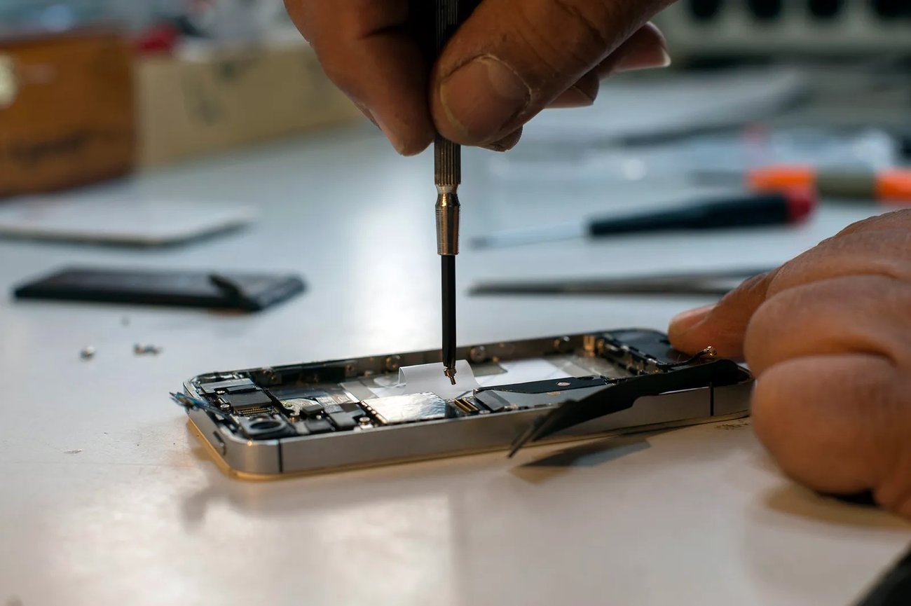 Repair tech works on a smartphone
