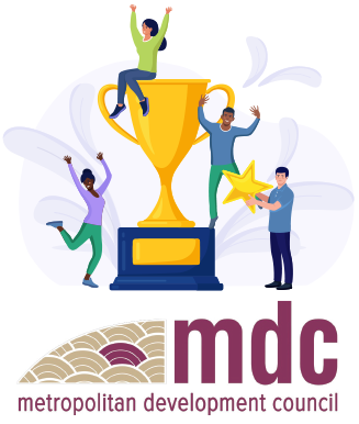 Una ilustración de un grupo diverso de personas que celebra alrededor de un trofeo de primer lugar. Una persona sostiene una estrella. Debajo de la ilustración hay un logotipo que dice “MDC, Metropolitan Development Council” en letras de color granate junto a un gráfico en forma de ola de color granate y dorado.