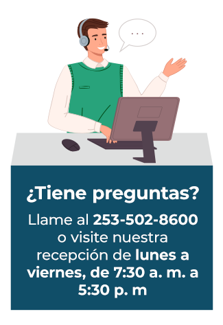 Ilustración de un agente de servicio al cliente que habla por un auricular de teléfono frente a una computadora. El texto dice: “¿Tiene alguna pregunta? Llame al 253-502-8600 o visite nuestra recepción de lunes a viernes de 7:30 a. m. a 5:30 p. m”.