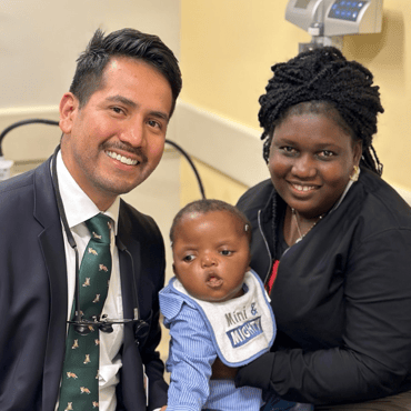 Doktè Jorge Lujan ak pasyan BMC ki se Marilande ak Michel