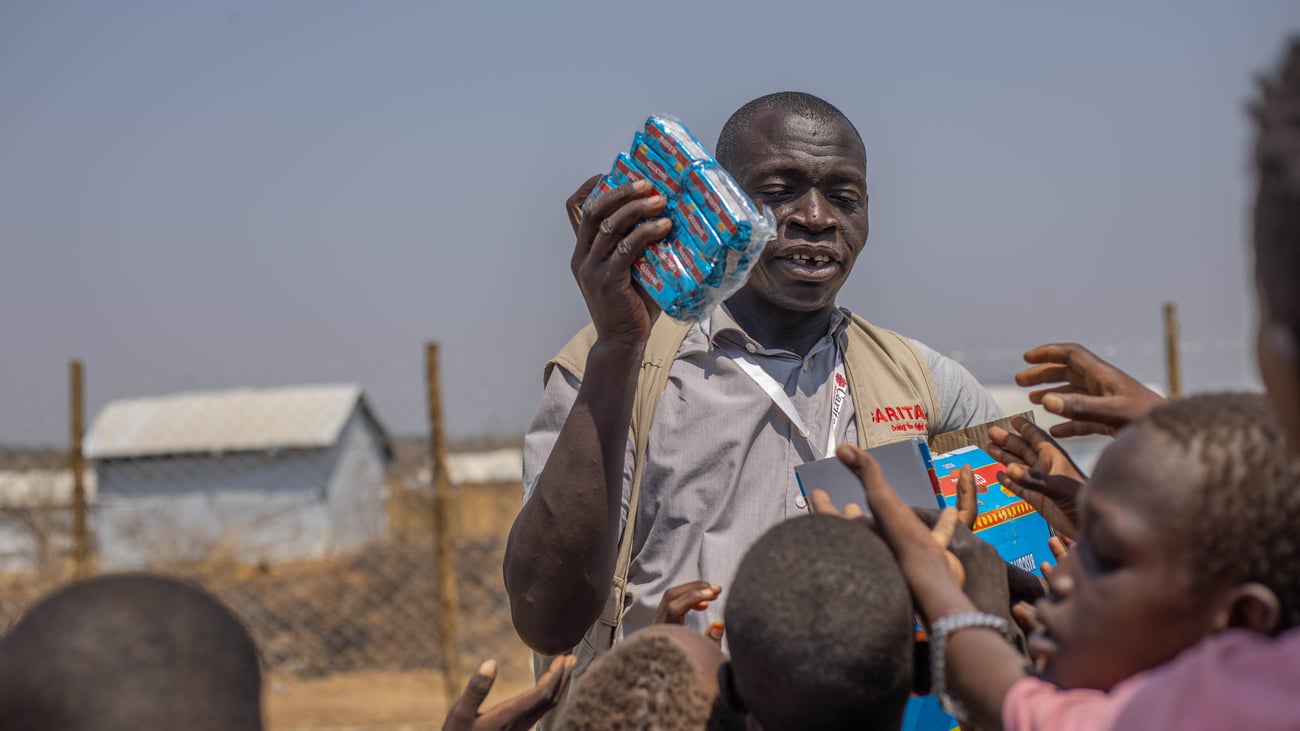 En collaboration avec une organisation partenaire locale, Caritas Suisse forme des ouvrières et ouvriers du bâtiment et soutient la remise en état des habitations.