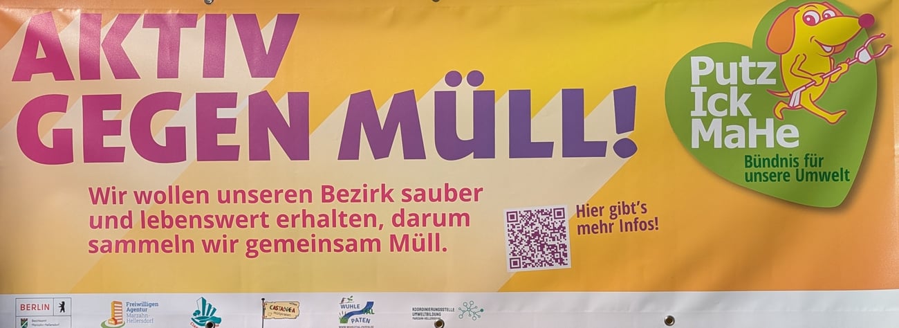 Foto eines Banners, auf dem "Aktiv gegen Müll! Wir wollen unseren Bezirk sauber uns lebenswert erhalten, darum sammeln wir gemeinsam Müll." steht.