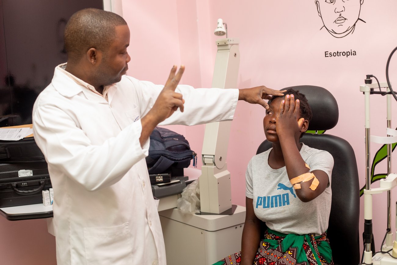 Photo Dr Vasco da Gama with Young patient 