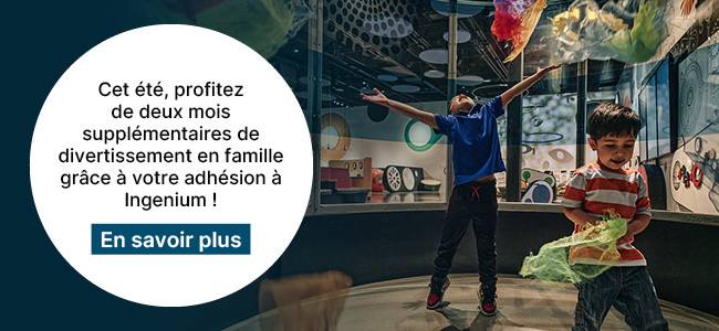 Deux jeunes enfants jouent dans la ZOOOM - Zone d'innovation pour enfants, entourés de banderoles en tissu colorées et translucides. À gauche, un cercle blanc superposé comporte le texte suivant : « Cet été, profitez de deux mois supplémentaires de divertissement en famille grâce à votre adhésion à Ingenium! En savoir plus ».