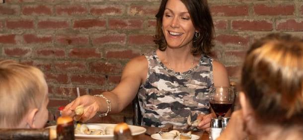 mom eats at restaurant with kids