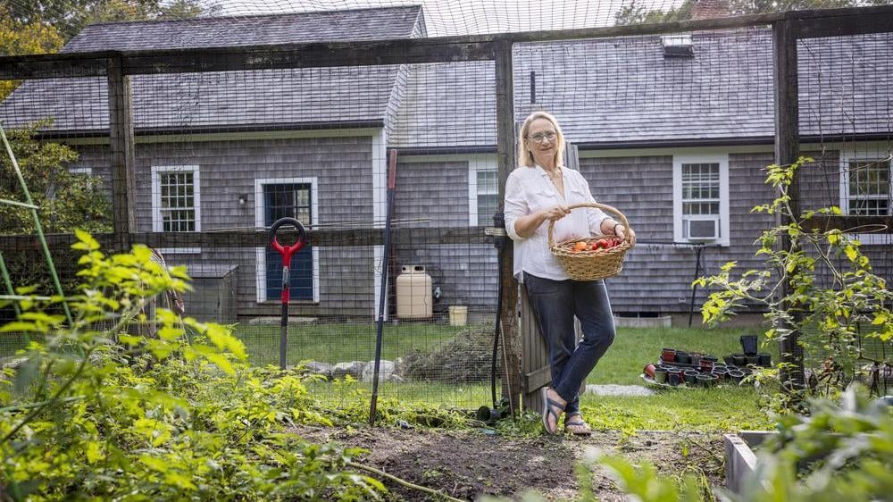 laura-roosevelt-in-garden-basket-of-peppers