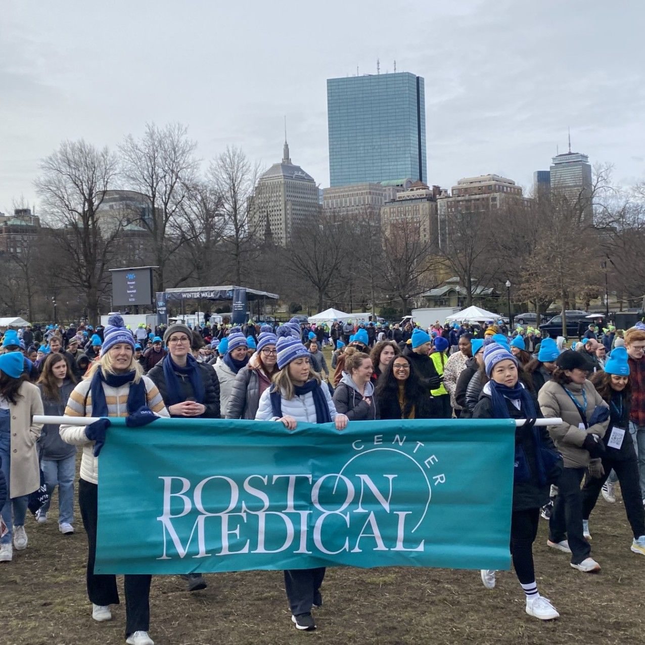 Gwoup ki ap pran foto nan yon evènman kominotè