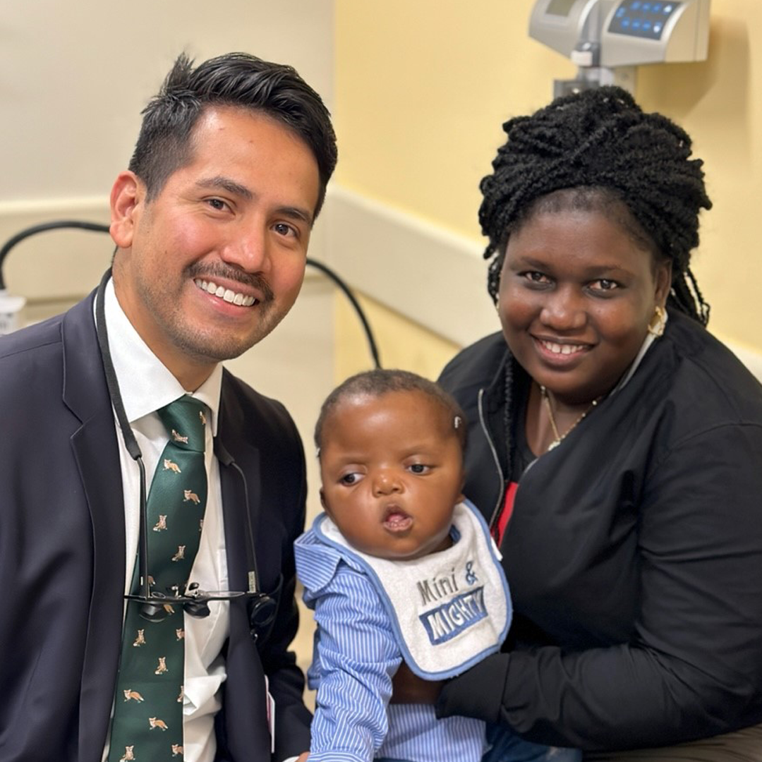 Doktè Jorge Lujan ak pasyan BMC ki se Marilande ak Michel