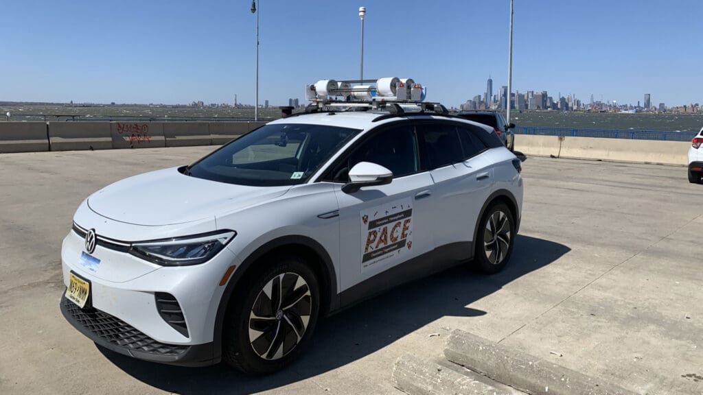 Image showcasing SIUE researchers out in the field and lab doing research. Image showcasing SIUE researchers out in the field and lab doing research.