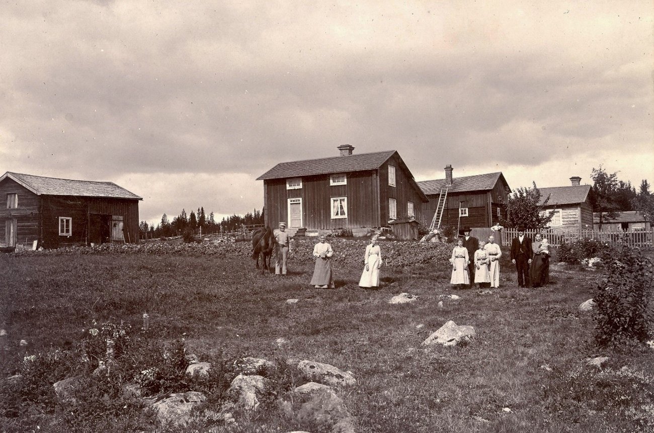En historisk bild av en familj på Högbacken