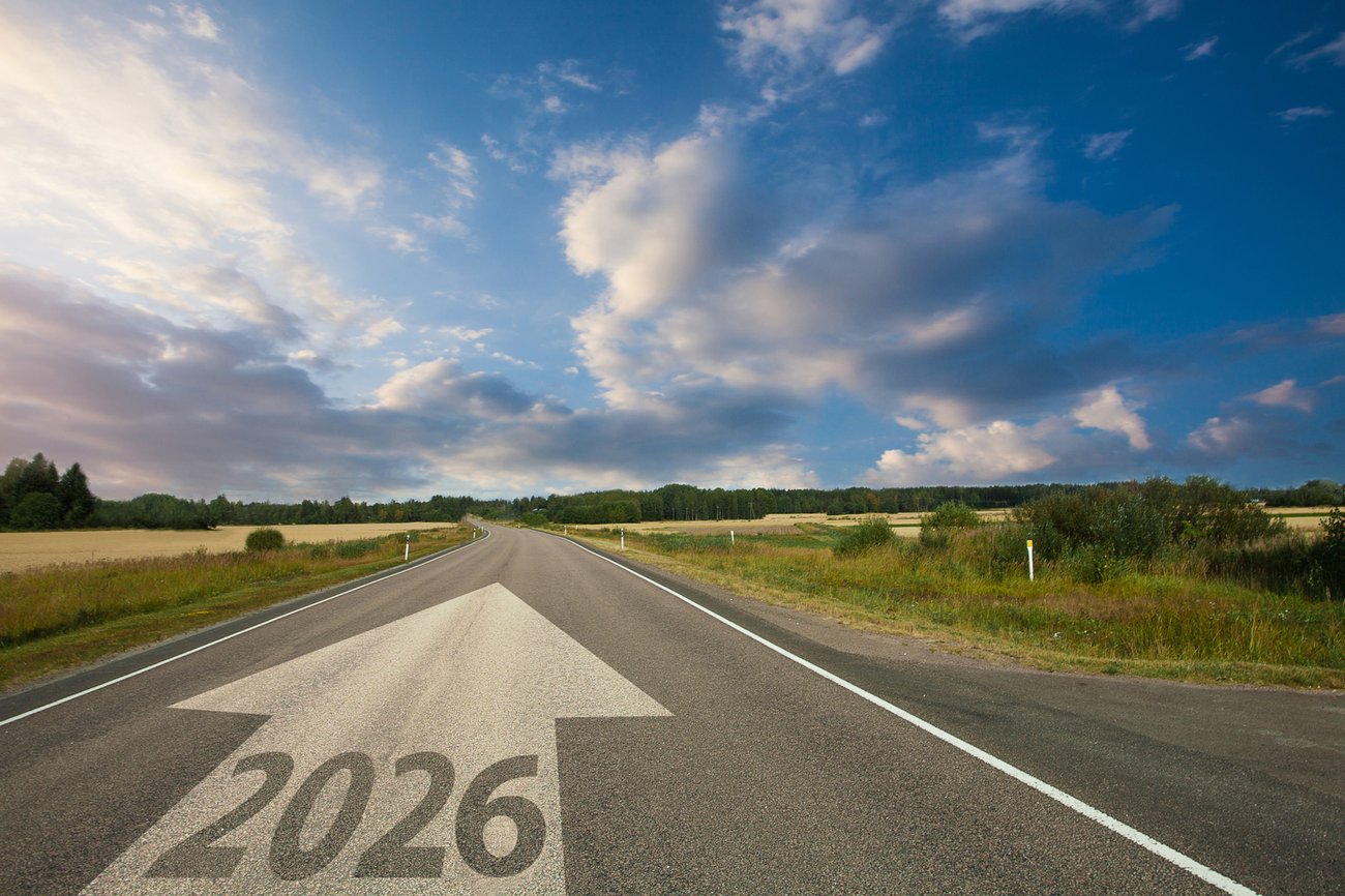 Väg i kulturlandskap med 2026 pil, foto: Artmim, Mostphotos
