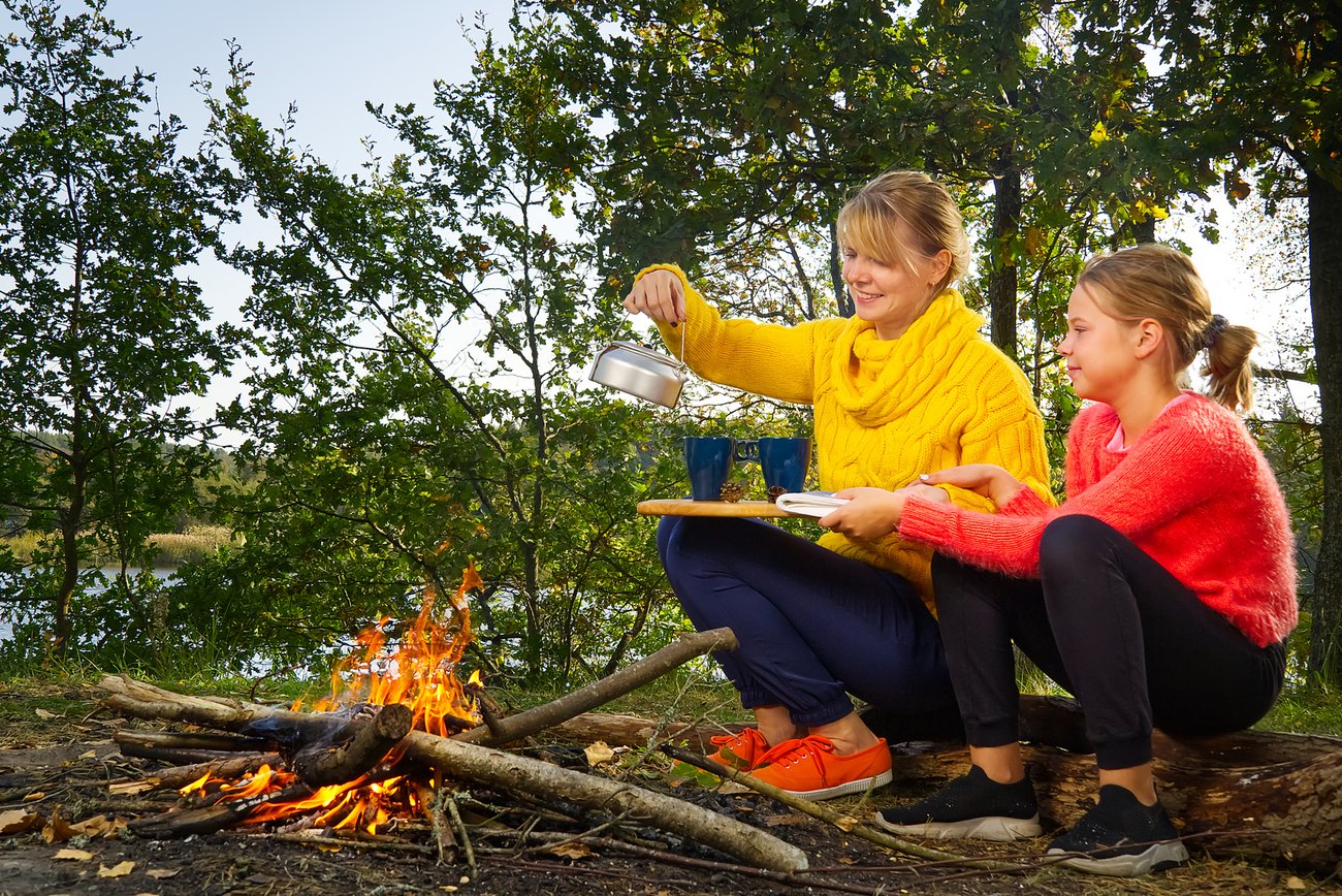 Kvinna och flicka vid lägereld, foto: Ilja Enger-Tsizikov