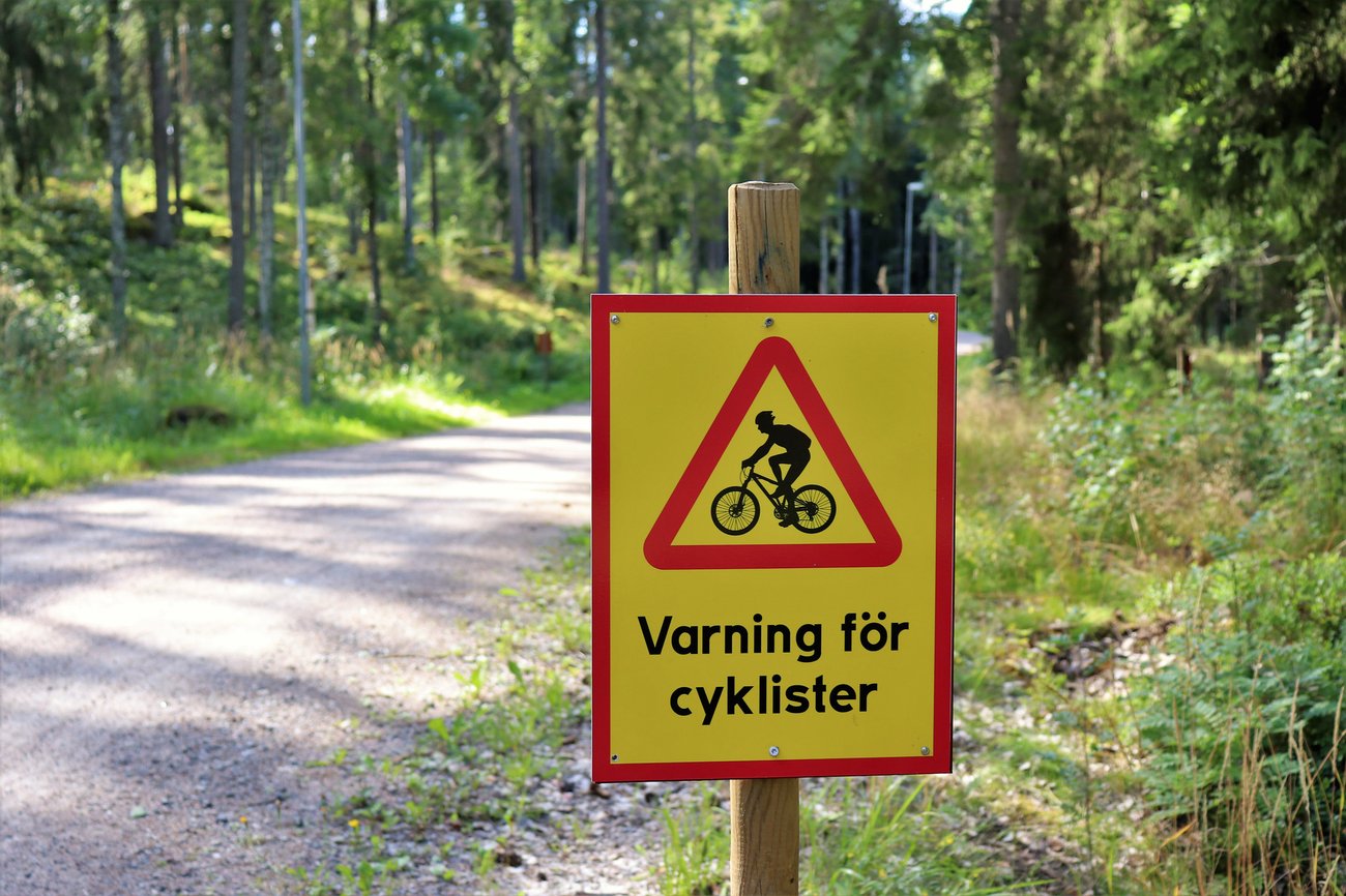 Varningsskylt vid cykelled i Högbo bruk, foto: Maria Groth, Mostphotos