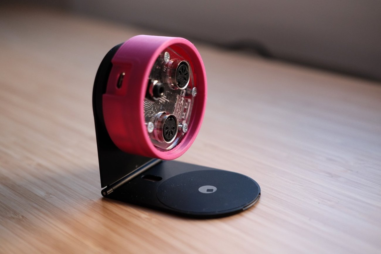 A midi hub snapped onto a MagSafe stand. A midi hub snapped onto a MagSafe stand.