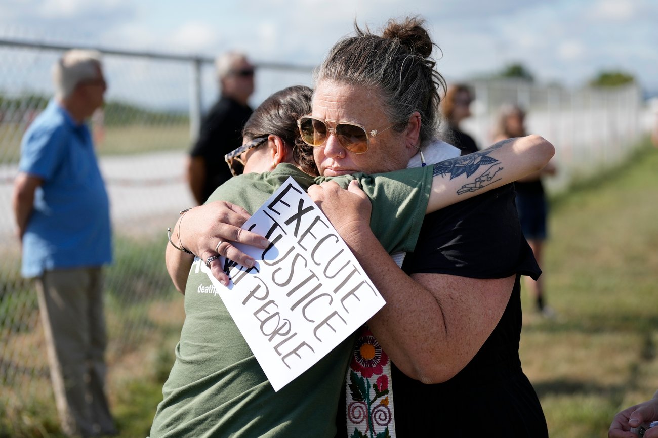 death penalty protesters outside Tennessee prison