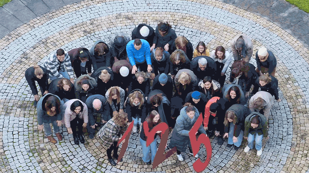 Zwei Frauen mit ihren Kindern.